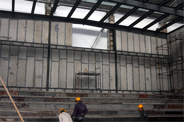 實(shí)心墻板施工現(xiàn)場